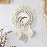 Boho Macramé Wandspiegel met Franjes – Decoratieve Spiegel met Kralen en Veren