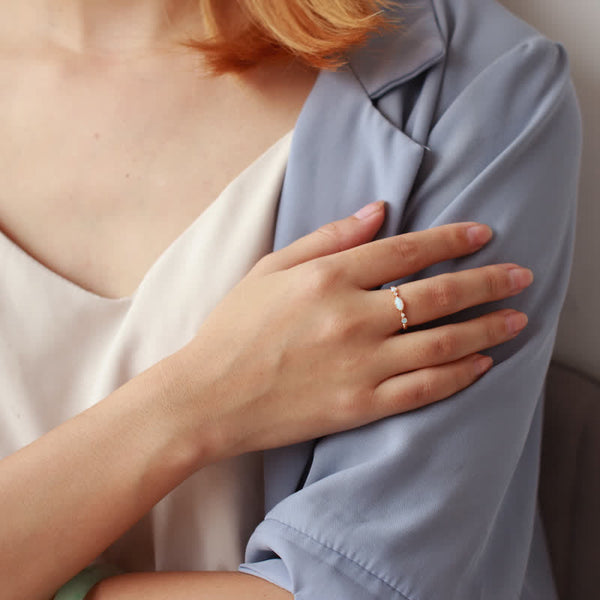 "Liefde en Eerlijkheid" - Opal Vintage Ring - Isabella
