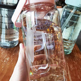 2L DRAAGBARE WATERFLES MET RIESTRAAL EN TIJDMARKERING VOOR SPORT & FITNESS
