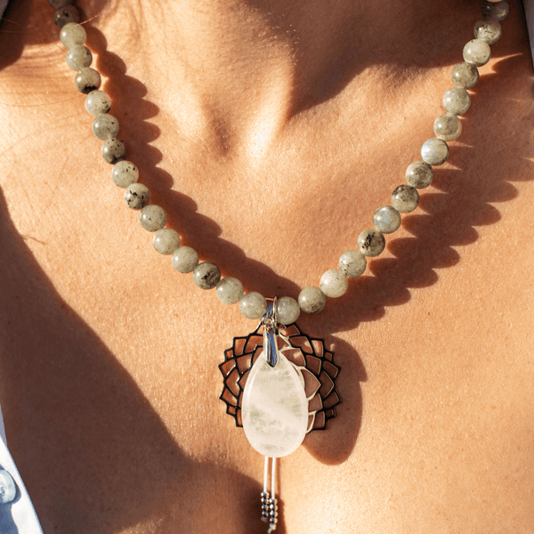 Labradoriet, Jade en Amethyst Mala – Seraphine