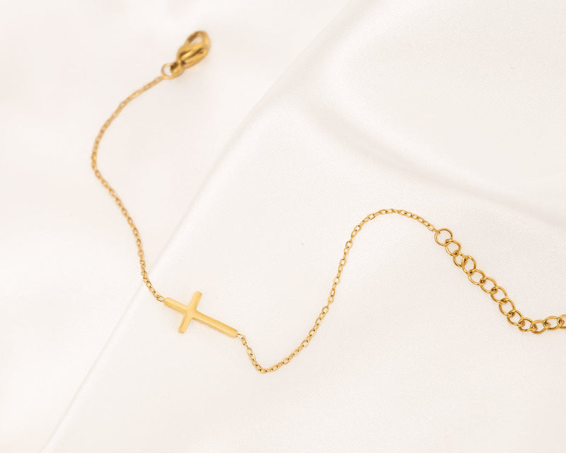 Gouden en zilveren kruisarmband
