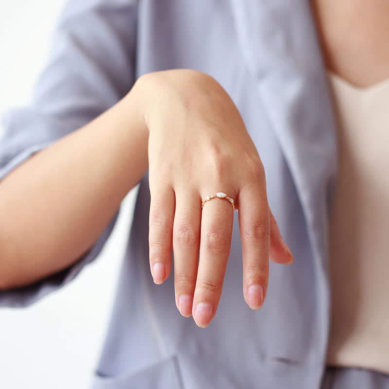 "Liefde en Eerlijkheid" - Opal Vintage Ring - Isabella