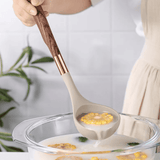 Keukenaccessoires van voedselveilig siliconen met houten handvat – KitchenElegance