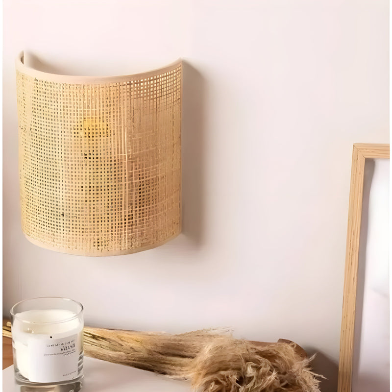 Tijdloze Gevlochten Rieten Wandlamp – WeaveGlow