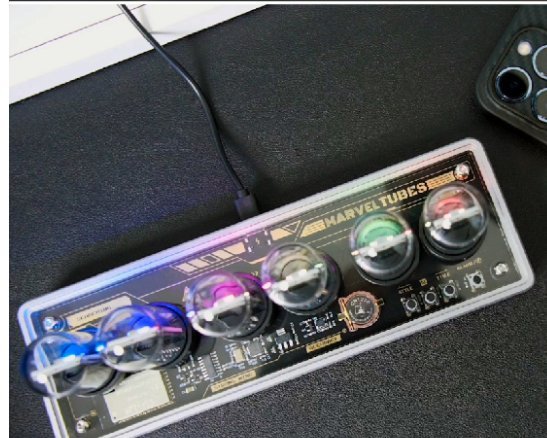 Vertikale LED Nixie Tafelklok – Chronix